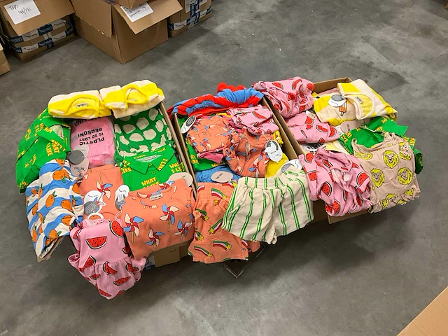 Partij kinderkleding - afbeelding 1 van  12