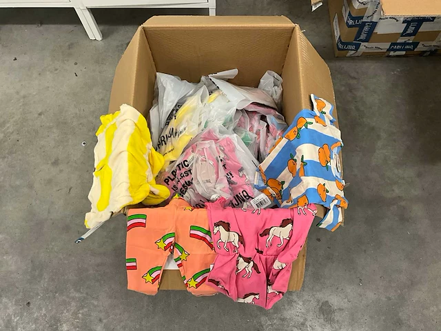 Partij kinderkleding - afbeelding 1 van  7
