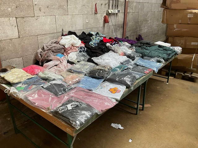Partij kleding (150x) - afbeelding 1 van  19