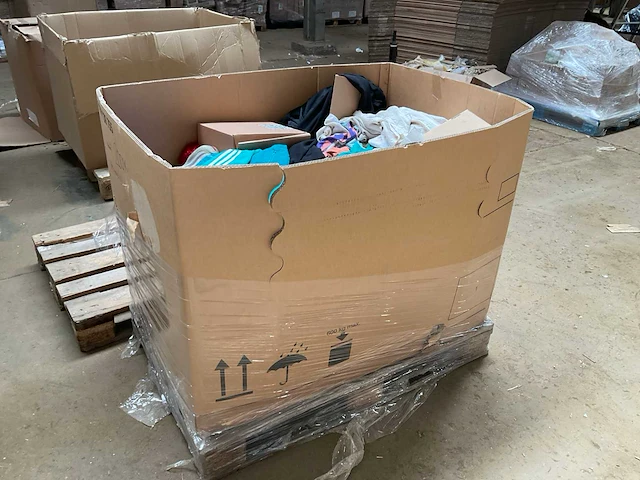 Partij kleding (350x) - afbeelding 2 van  10