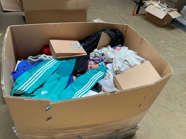 Partij kleding (350x) - afbeelding 1 van  10