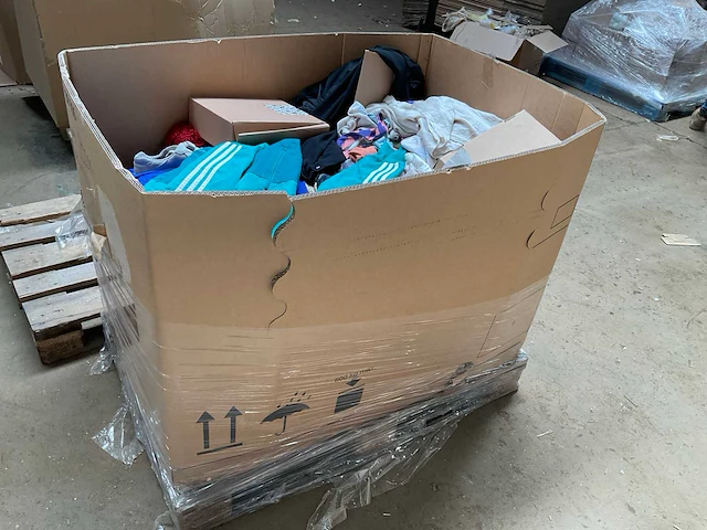 Partij kleding (350x) - afbeelding 3 van  10