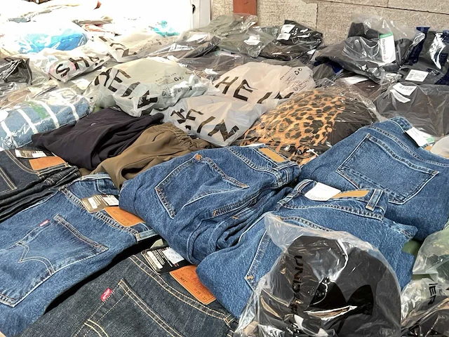 Partij kleding (ca. 1000 st.) - afbeelding 1 van  22