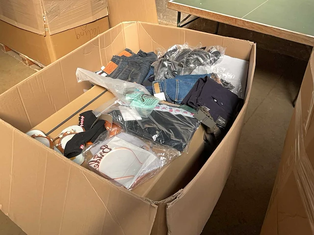 Partij kleding (ca. 1000 st.) - afbeelding 15 van  22