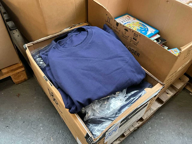 Partij kleding - afbeelding 1 van  8