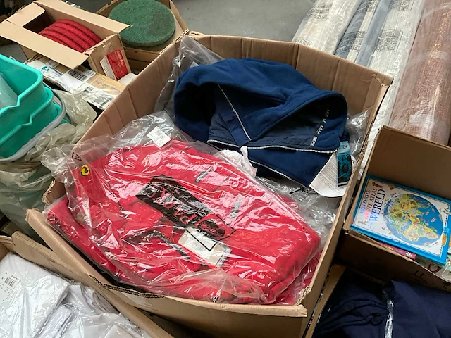 Partij kleding - afbeelding 4 van  8