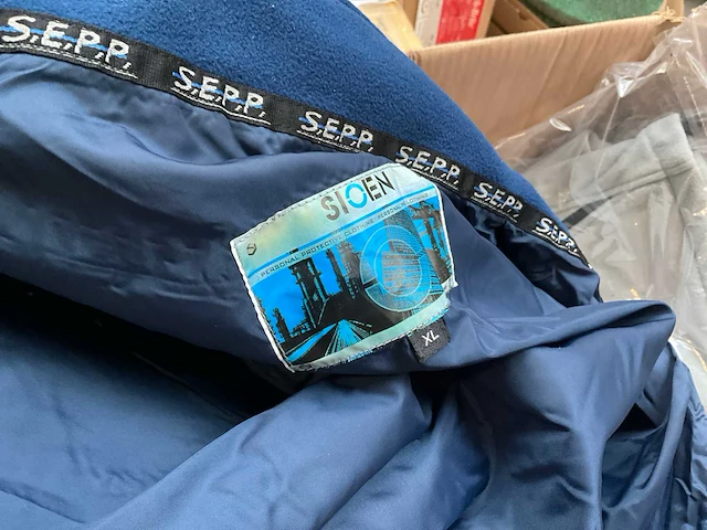Partij kleding - afbeelding 6 van  8