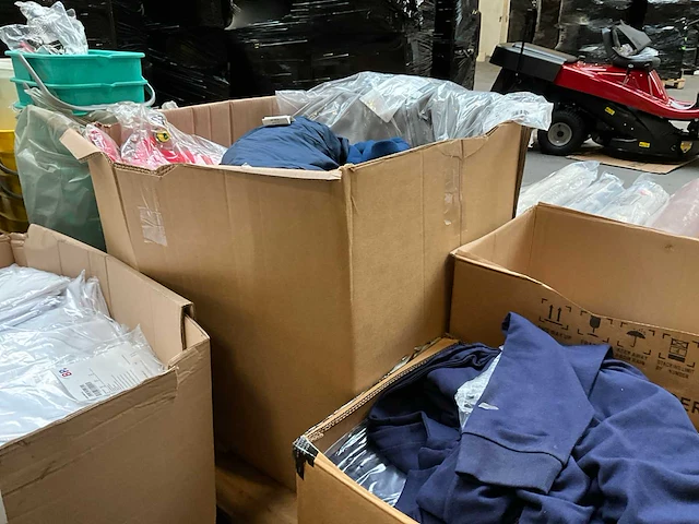 Partij kleding - afbeelding 8 van  8