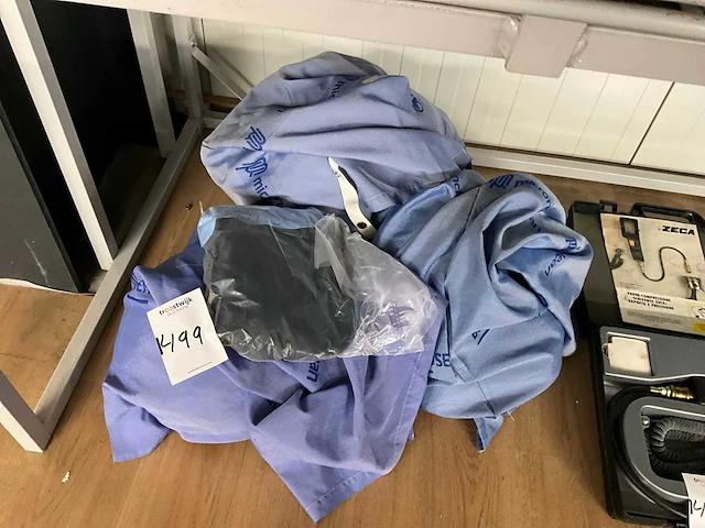 Partij kleding - afbeelding 1 van  2