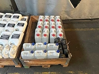Partij koelmiddel, olie en gedemineraliseerd water (26x) - afbeelding 1 van  6