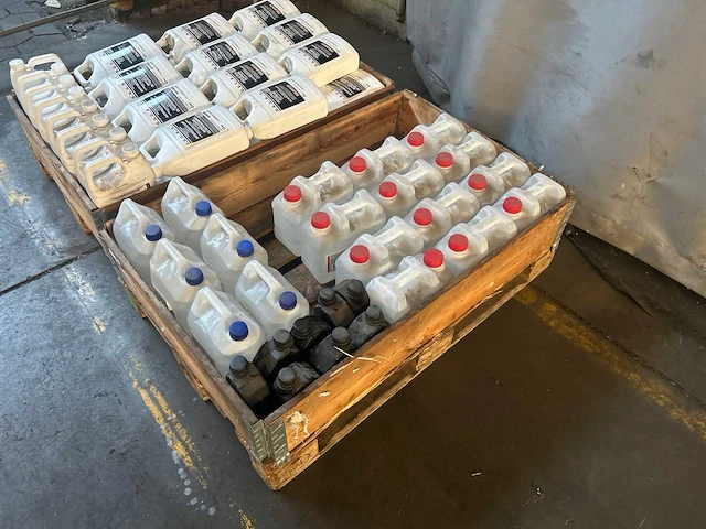 Partij koelmiddel, olie en gedemineraliseerd water (26x) - afbeelding 6 van  6