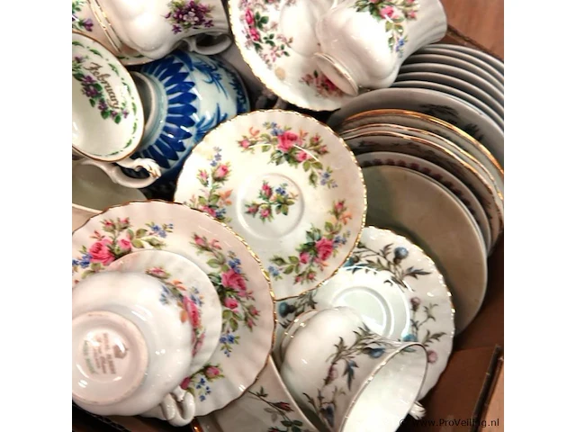 Partij kop en schotels w.o. divers royal albert - afbeelding 3 van  5
