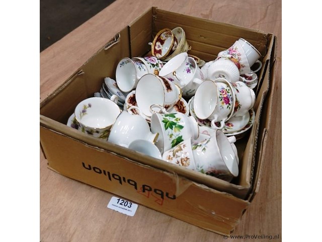 Partij kop en schotels w.o. royal albert - afbeelding 1 van  5