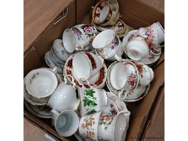 Partij kop en schotels w.o. royal albert - afbeelding 2 van  5