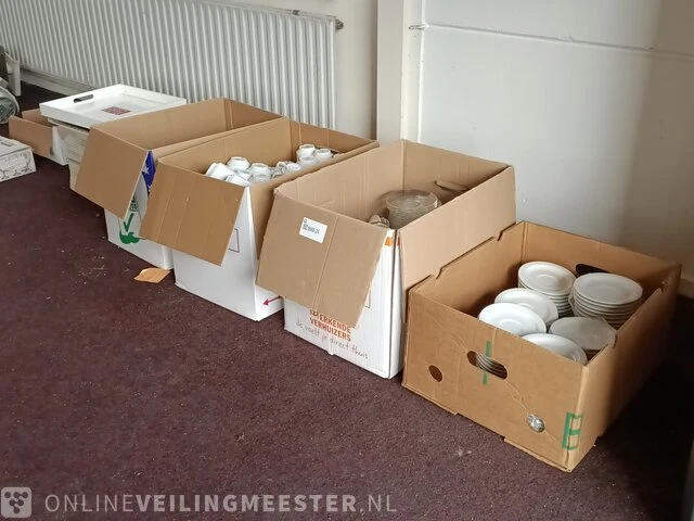 Partij kopjes met schotels, dienbladen etc. - afbeelding 1 van  9