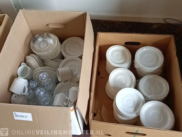 Partij kopjes met schotels, dienbladen etc. - afbeelding 2 van  9