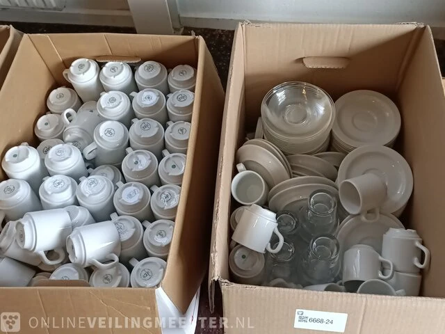 Partij kopjes met schotels, dienbladen etc. - afbeelding 3 van  9