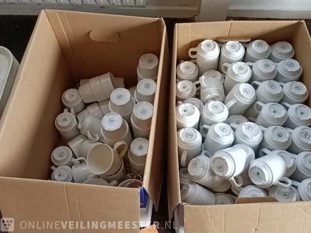 Partij kopjes met schotels, dienbladen etc. - afbeelding 4 van  9