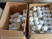 Partij kopjes met schotels, dienbladen etc. - afbeelding 4 van  9