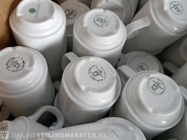Partij kopjes met schotels, dienbladen etc. - afbeelding 5 van  9
