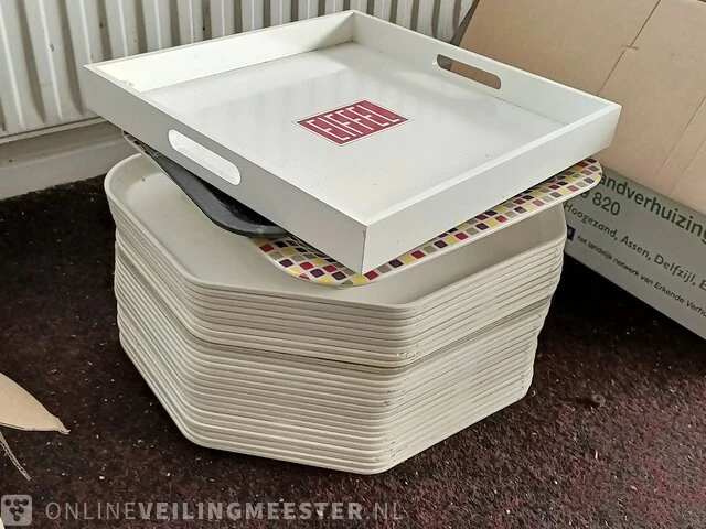 Partij kopjes met schotels, dienbladen etc. - afbeelding 7 van  9