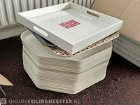 Partij kopjes met schotels, dienbladen etc. - afbeelding 7 van  9