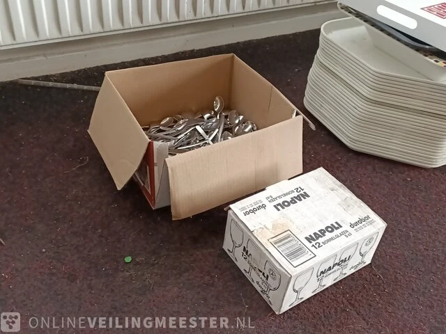 Partij kopjes met schotels, dienbladen etc. - afbeelding 8 van  9