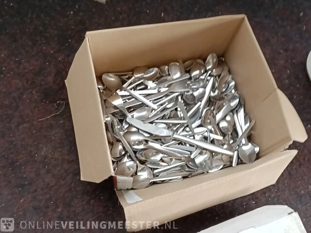 Partij kopjes met schotels, dienbladen etc. - afbeelding 9 van  9