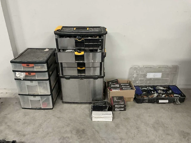 Partij koppelingen, perskoppelingen en installatiemateriaal - afbeelding 1 van  11