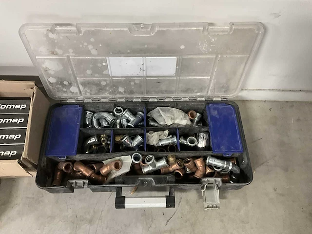 Partij koppelingen, perskoppelingen en installatiemateriaal - afbeelding 4 van  11