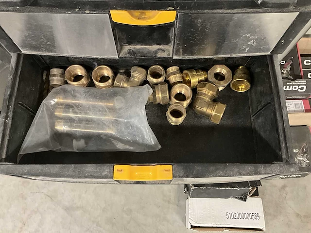 Partij koppelingen, perskoppelingen en installatiemateriaal - afbeelding 8 van  11