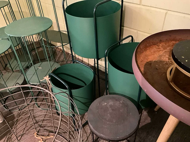 Partij krukjes, plantenbakken en sokkels - afbeelding 5 van  7