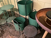 Partij krukjes, plantenbakken en sokkels - afbeelding 5 van  7