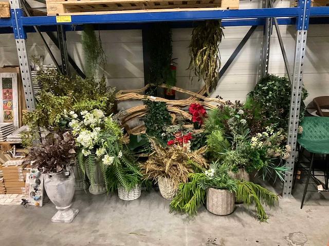 Partij kunstbloemen met diverse vazen (435x) - afbeelding 1 van  7