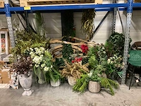 Partij kunstbloemen met diverse vazen (435x)
