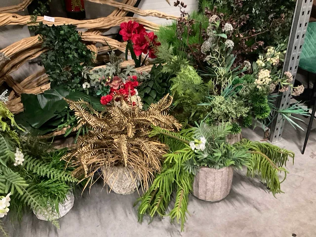 Partij kunstbloemen met diverse vazen (435x) - afbeelding 4 van  7