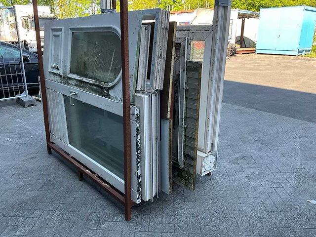 Partij kunstof deuren en kozijnen - afbeelding 8 van  18