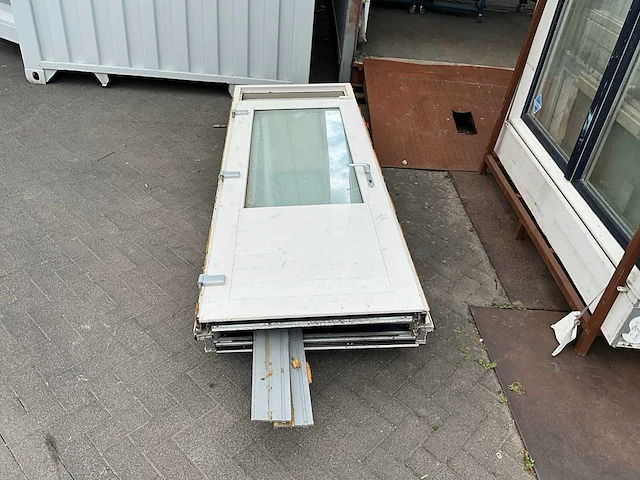Partij kunstof deuren en kozijnen - afbeelding 10 van  18