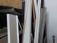 Partij kunststof en mdf profielen - afbeelding 13 van  21