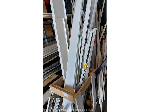 Partij kunststof en mdf profielen - afbeelding 14 van  21