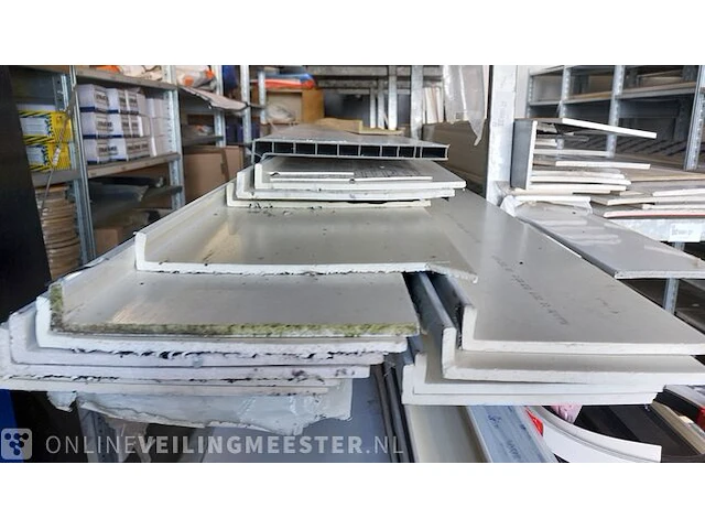 Partij kunststof en mdf profielen - afbeelding 19 van  21