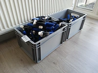 Partij kunststof klemmen | locatie roden - afbeelding 1 van  5