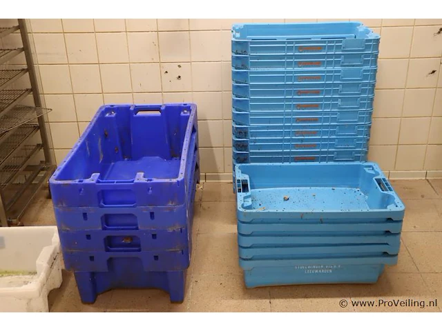 Partij kunststof kratten - afbeelding 1 van  4