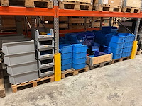 Partij kunststof magazijnbakken - afbeelding 1 van  5