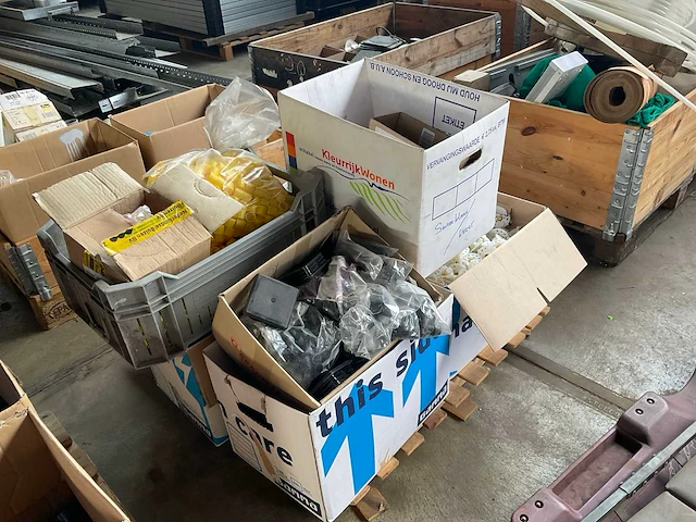 Partij kunststof onderdelen - afbeelding 2 van  8