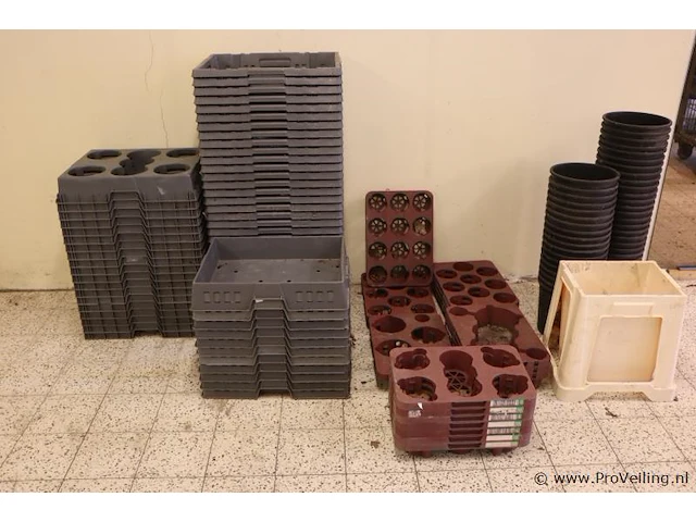 Partij kunststof plantenkratten en emmers - afbeelding 1 van  8