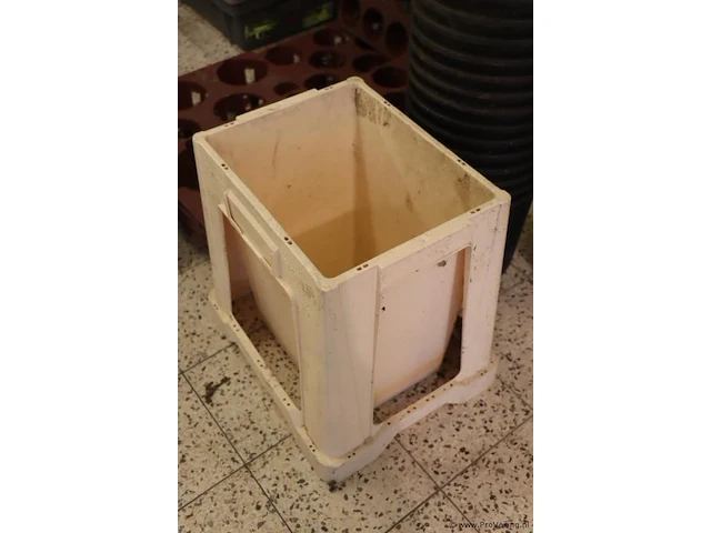 Partij kunststof plantenkratten en emmers - afbeelding 8 van  8