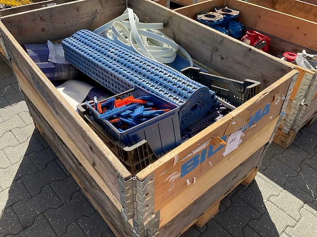Partij kunststof transportband delen - afbeelding 1 van  2