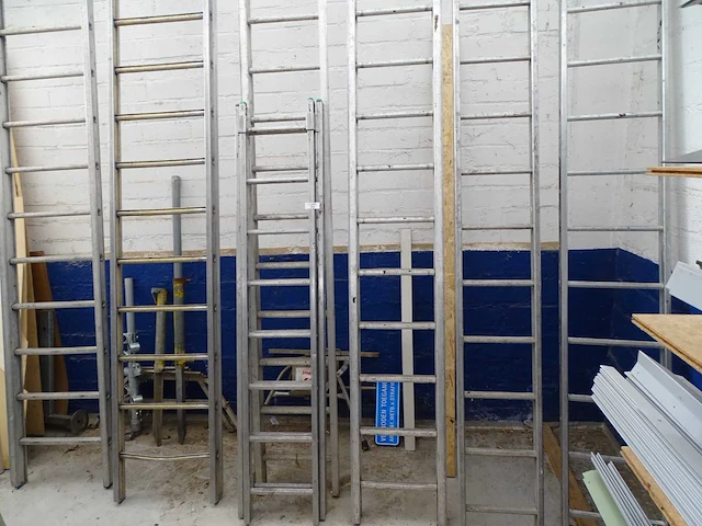 Partij ladders en ladderdelen - afbeelding 1 van  4