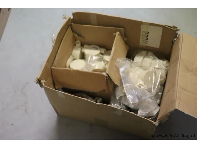 Partij lasdozen en bevestigingsmaterialen - afbeelding 1 van  3